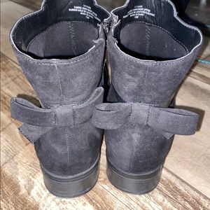 Women’s 13W Torrid ankle boots with bow. Cute!!